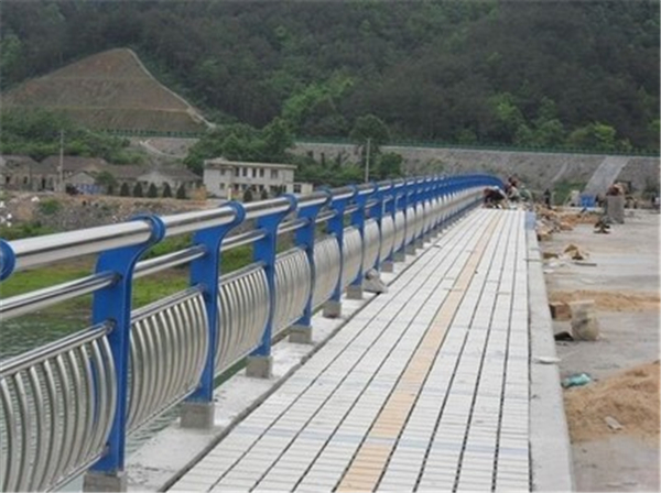 保山不锈钢桥梁护栏的特性及其在现代建筑中的应用